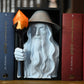 Vrăjitorul Luminii - Book nook Bust 3D al unui vrăjitor cu pălărie și barbă lungă, ținând un toiag cu cristal portocaliu, plasat între volumele colorate ale seriei Harry Potter pe un raft de cărți.