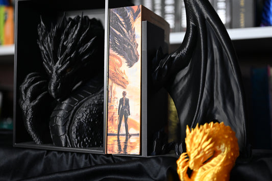 A patra aripă cu printed edgesde Rebecca Yarros, cu printed edges personalizate realizate  – carte fantasy cu dragoni, inconjurata de un dragon negru si de unul auriu