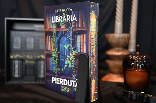Cartea Librăria pierdută de Evie Woods, ediție specială cu margini imprimate (printed edges) reprezentând o bibliotecă iluminată și acoperită de iederă, într-un decor elegant și misterios.

