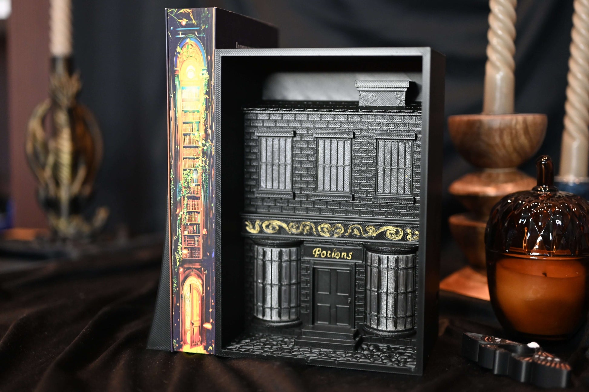 Ilustrație fantasy cu o bibliotecă înaltă plină de cărți și lumini calde, înconjurată de o pădure magică, folosita ca printed edge pentru cartea Libraria pierduta, de evie woods