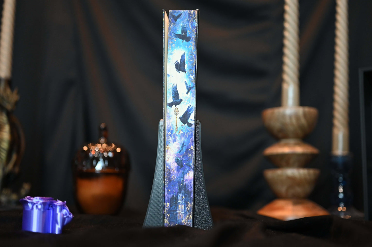 Design printed edges - inspirat din Casa Starling, cu o ilustrație vibrantă de păsări și detalii de fantasy.