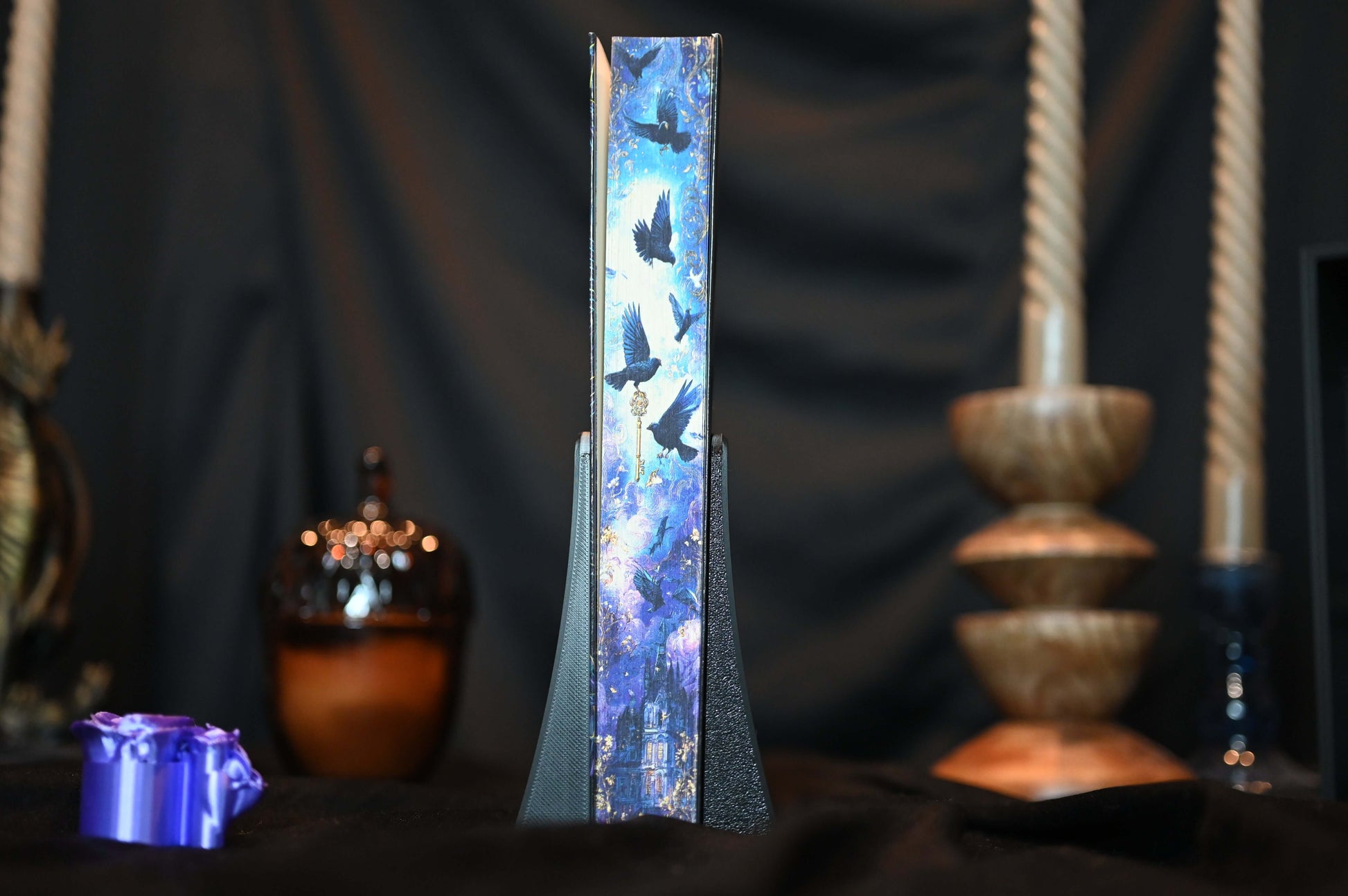 Design printed edges - inspirat din Casa Starling, cu o ilustrație vibrantă de păsări și detalii de fantasy.