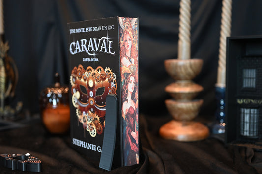 Cartea Caraval cu printed edges de Stephanie Garber, ediție specială cu margini imprimate (printed edges), expusă pe fundal negru, cu decor elegant și lumânări din lemn.