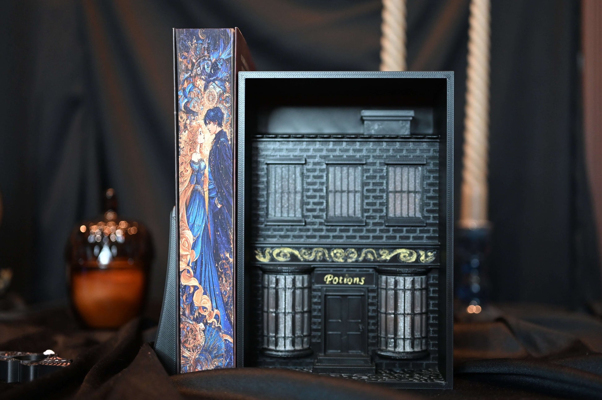 Ediția Finalul de Stephanie Garber, prezentând margini imprimate artistic cu un cuplu elegant în ținute de epocă și fundal fantasy albastru-auriu.