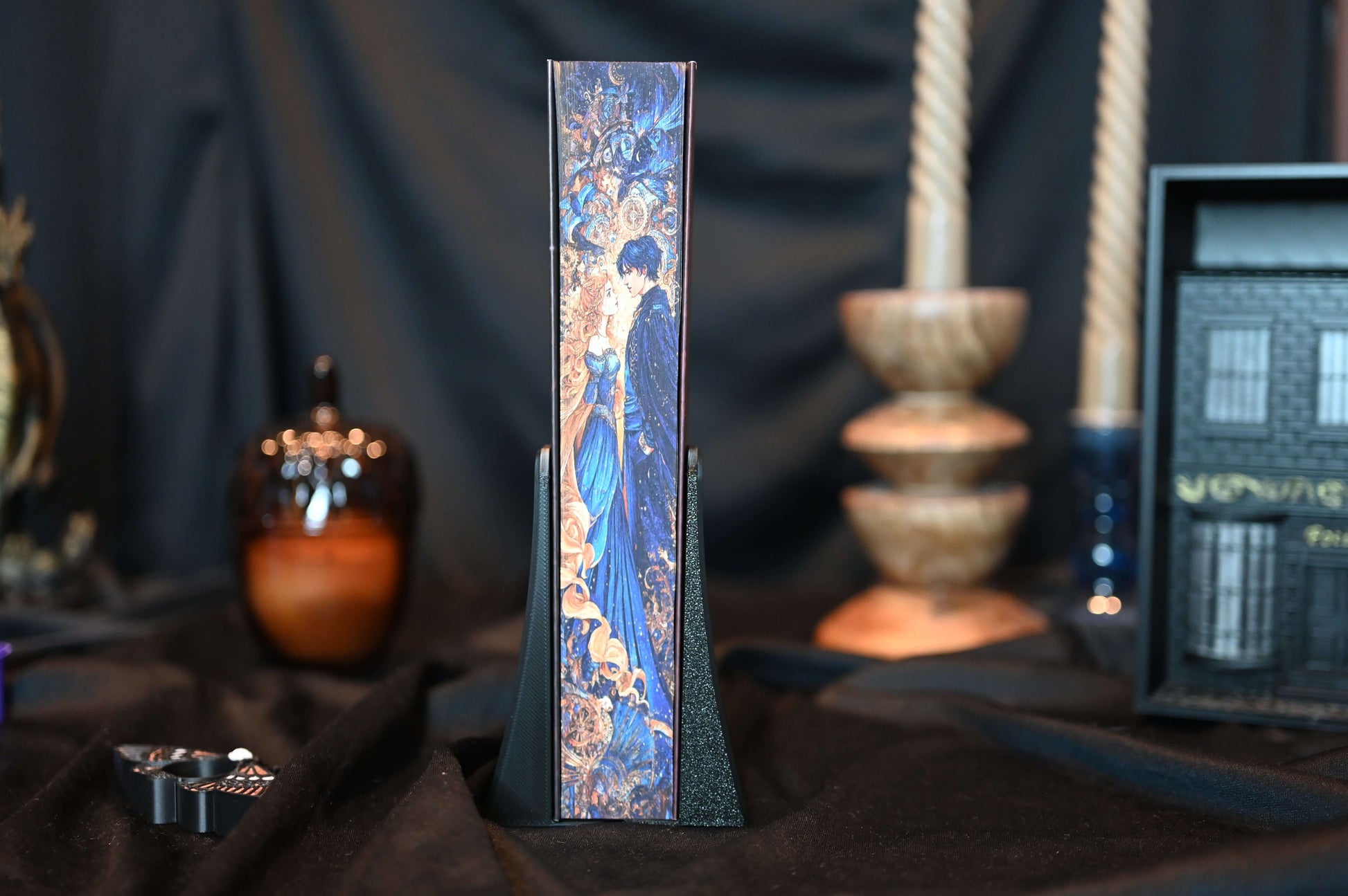 Ediția Finalul de Stephanie Garber, prezentând margini imprimate artistic cu un cuplu elegant în ținute de epocă și fundal fantasy albastru-auriu.