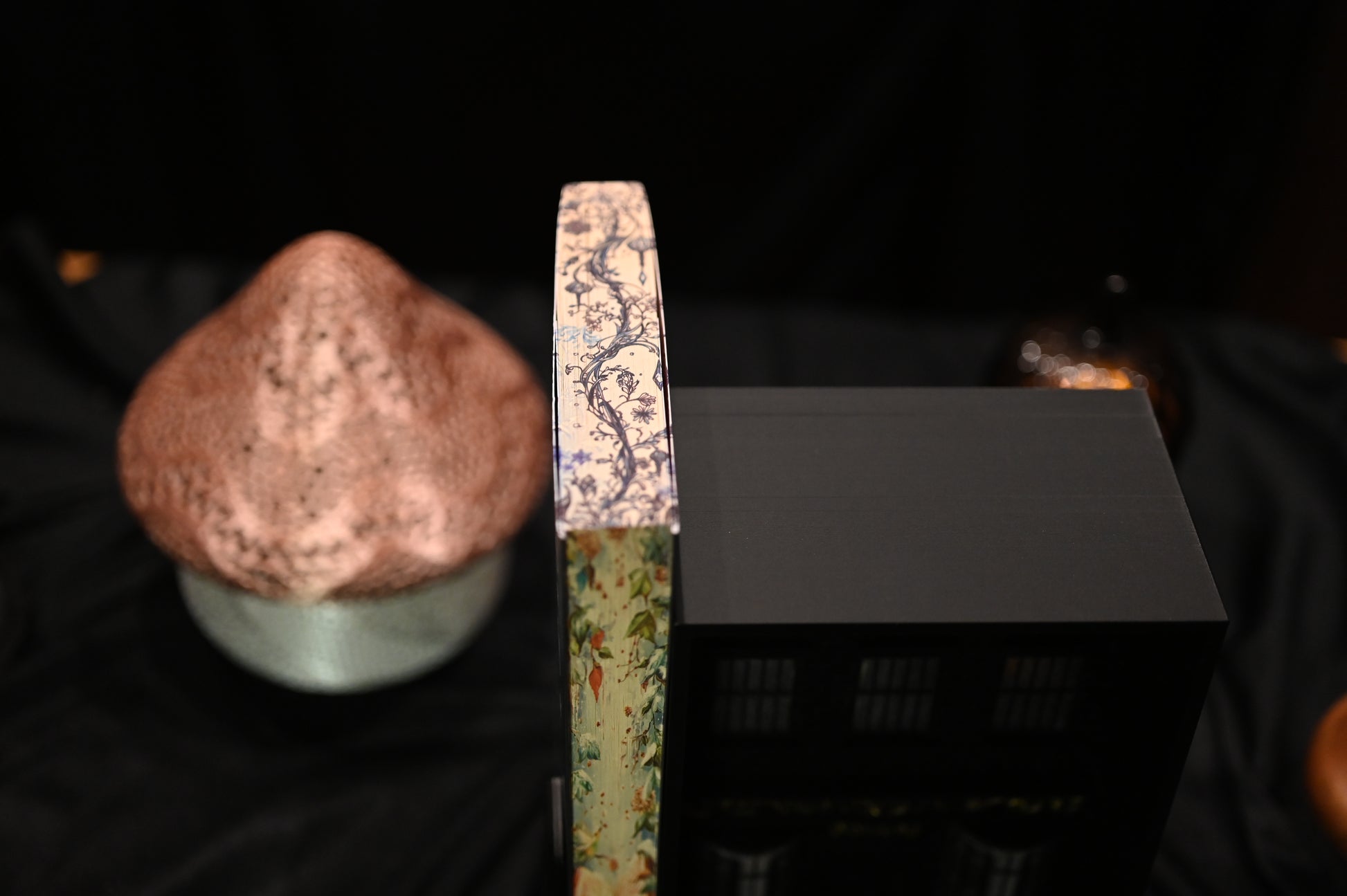 Cartea Enciclopedia spiridușilor de Heather Fawcett, ediție specială cu printed edges.  ilustrații fantasy delicate cu ramuri, frunze și flori desenate în linii fine negre și albastre, pe un fundal crem vintage.