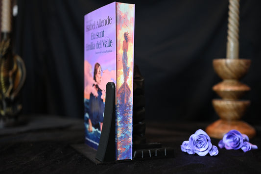 Eu sunt Emilia del Valle cu printed edges artistice cu femeie pe o barcă la apus, peisaj marin în nuanțe calde de portocaliu și albastru – ediție romantică de colecție.