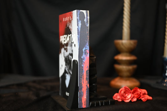 Predator cu printed edges – siluetă masculină întunecată și chip feminin roșu, cu efecte urbane și tonuri noir-roșii.