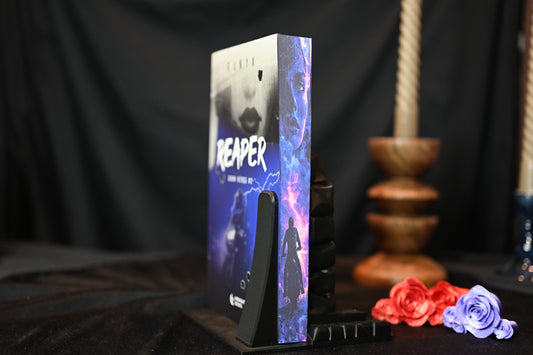 Reaper cu printed edges tematice cu motociclist sub cer înnorat, fulgere violet și chip feminin eteric, inspirate de universul Dark Verse.