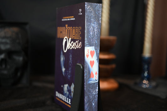 Ucigătoare obsesie cu printed edges cu design cu carte de joc trei de inimă roșie pe fundal negru texturat, stil dark mafia romance.