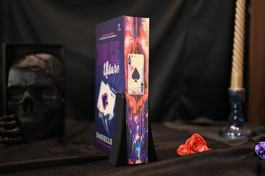 Dulce uitare cu printed edges  – carte de joc As de pic ținută de mâini însângerate, pe fundal urban întunecat cu lumini roșii și albastre, design dark romance dramatic.