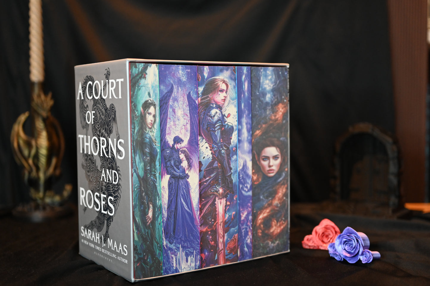 Set ACOTAR cu printed edges ilustrând personaje și scene fantasy din universul ACOTAR.