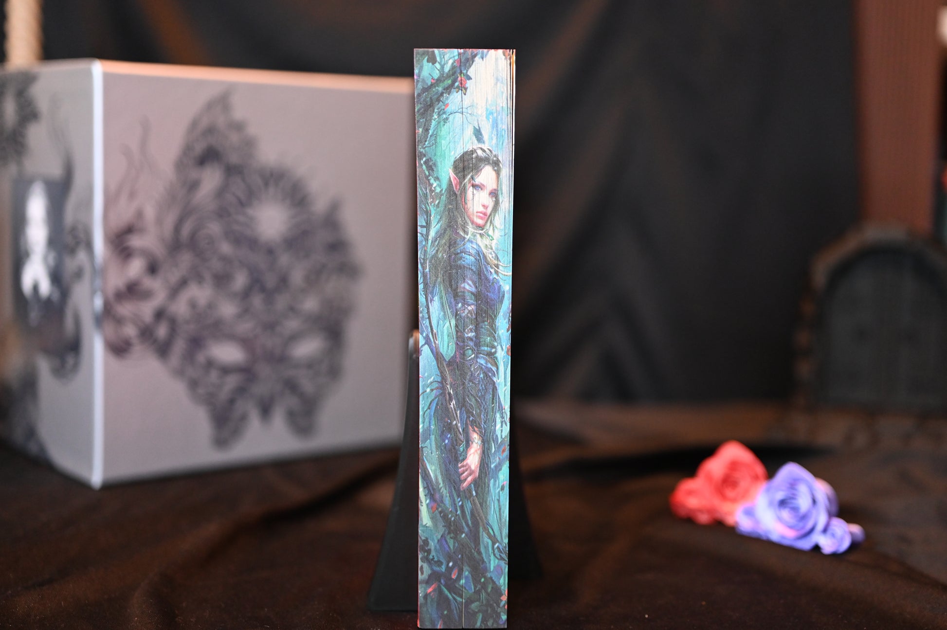 o femeie elfă într-un decor mistic de pădure.