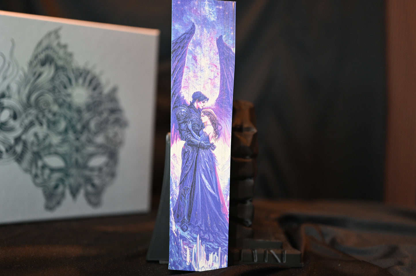 A Court Of Mist and Fury cu printed edges , prezentând o scenă romantică între două personaje sub lumina violetă a cerului.