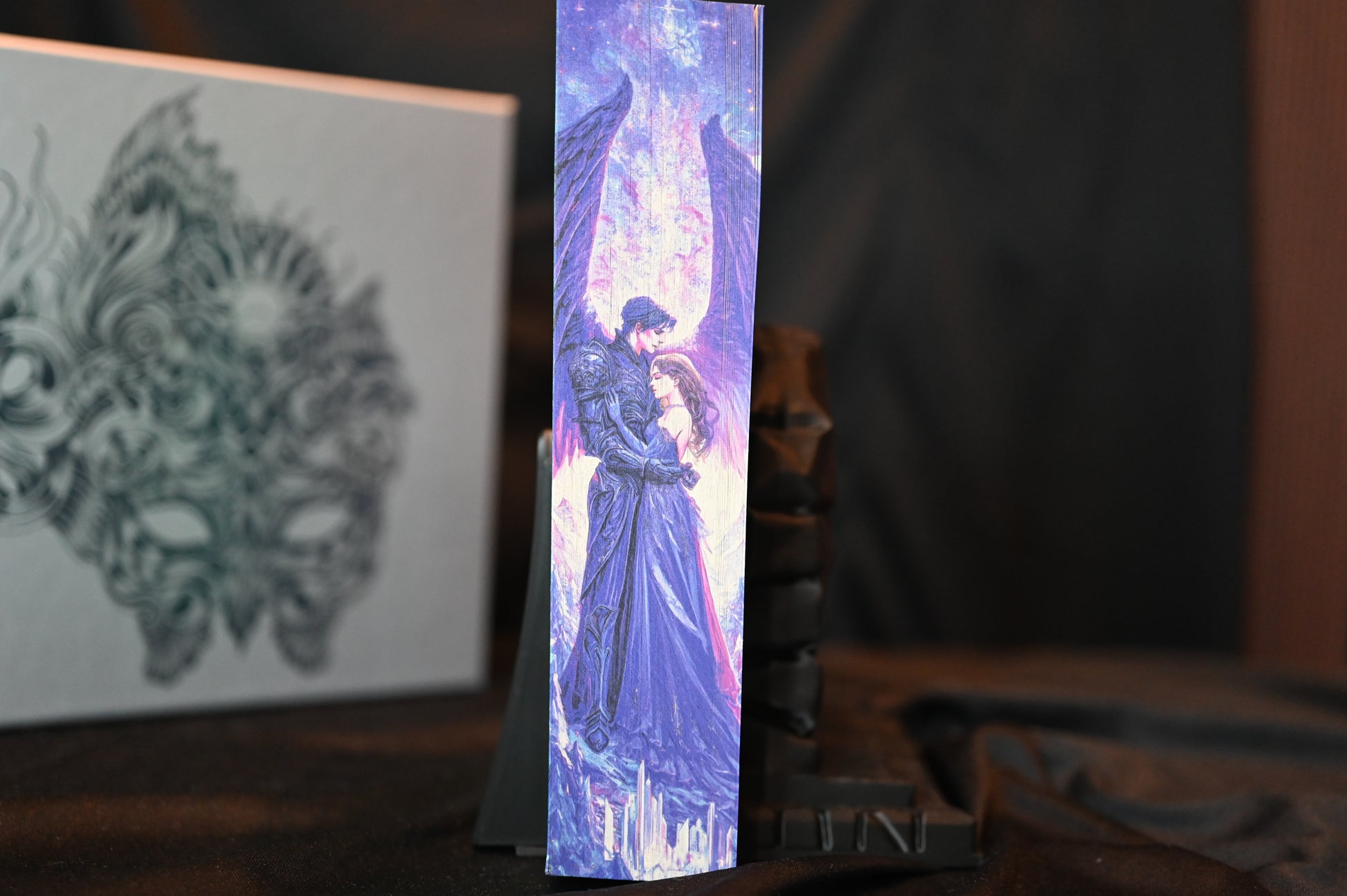 A Court Of Mist and Fury cu printed edges , prezentând o scenă romantică între două personaje sub lumina violetă a cerului.