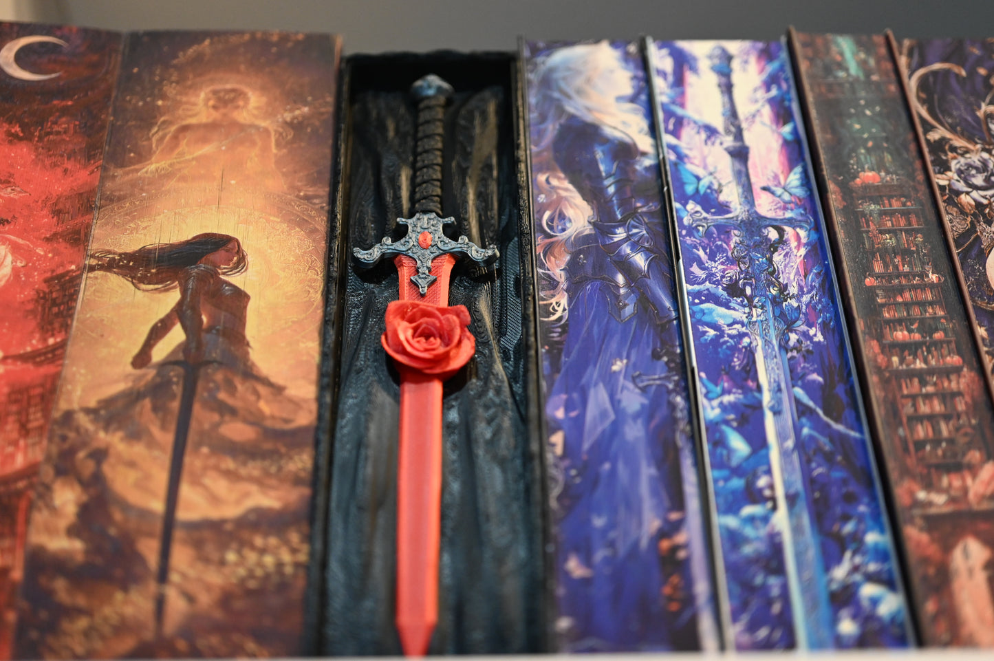 Book nook „The Hidden Rose Sword” integrat într-un raft fantasy cu coperți ilustrate – decor gotic și misterios din colecția Print Edges