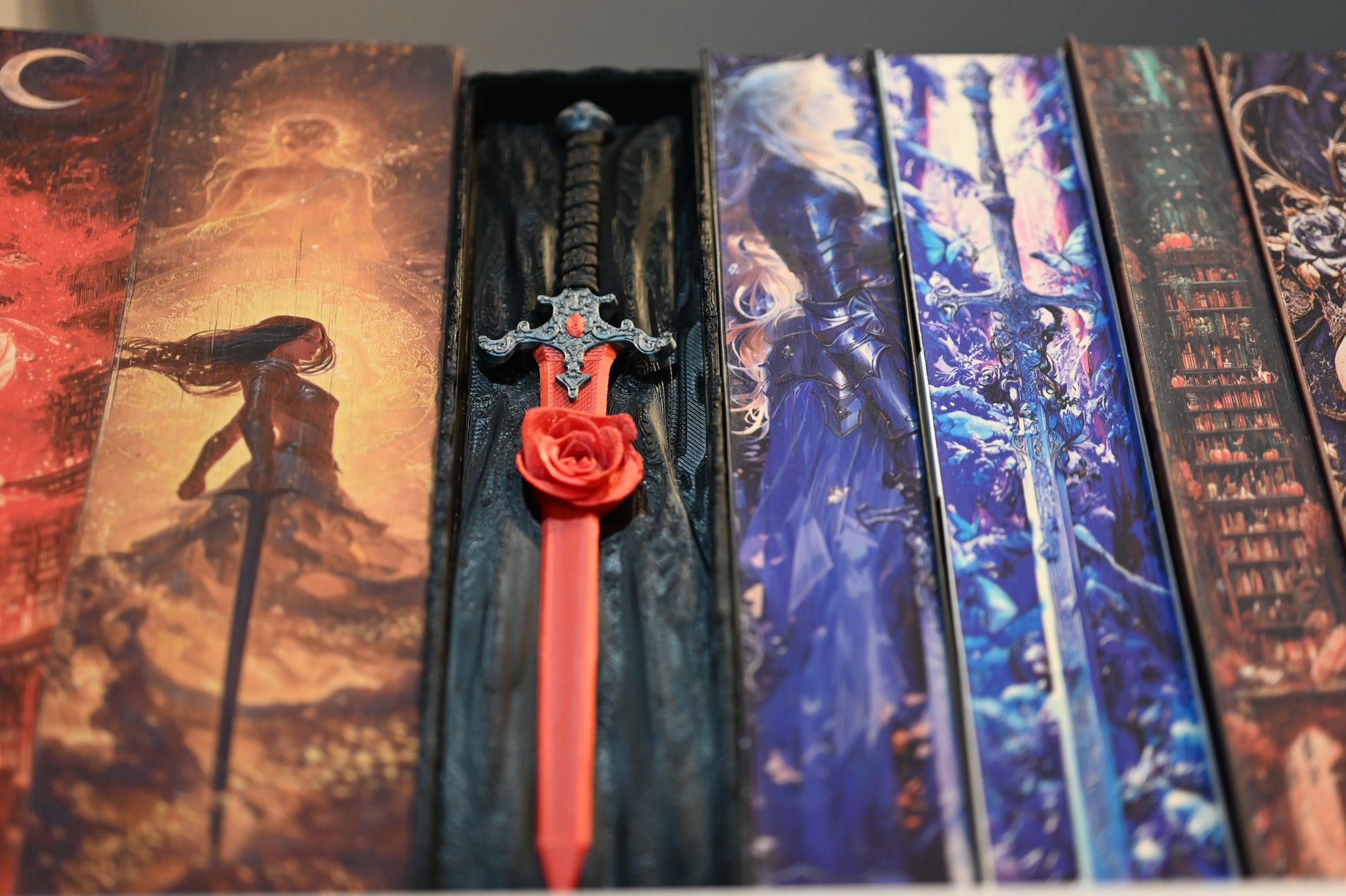 Book nook „The Hidden Rose Sword” integrat într-un raft fantasy cu coperți ilustrate – decor gotic și misterios din colecția Print Edges