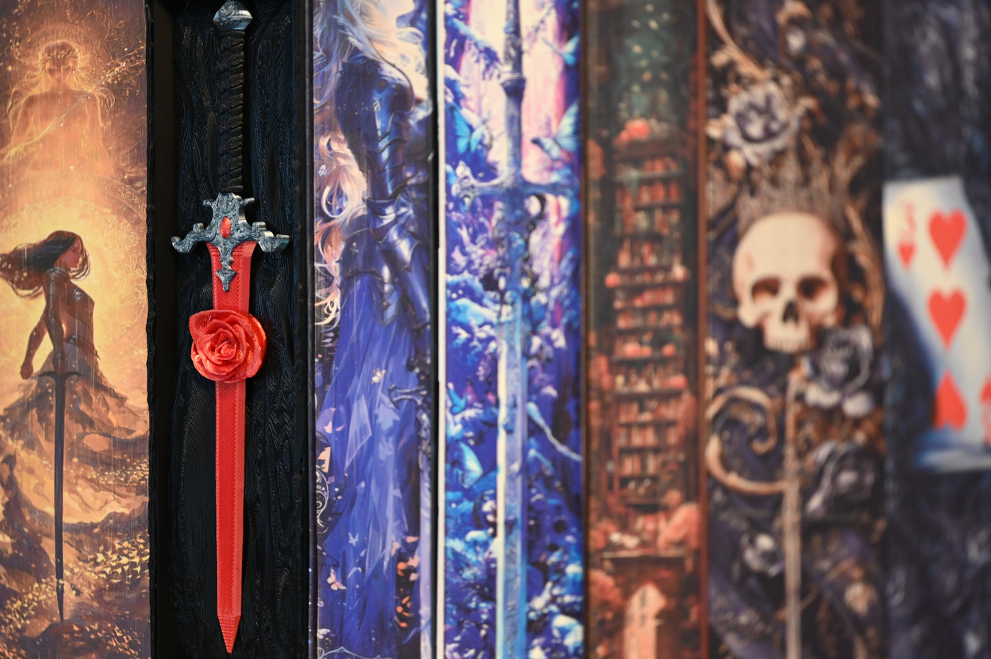 Book nook „The Hidden Rose Sword” integrat într-un raft fantasy cu coperți ilustrate – decor gotic și misterios din colecția Print Edges