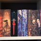 Book nook „The Hidden Rose Sword” integrat într-un raft fantasy cu coperți ilustrate – decor gotic și misterios din colecția Print Edges