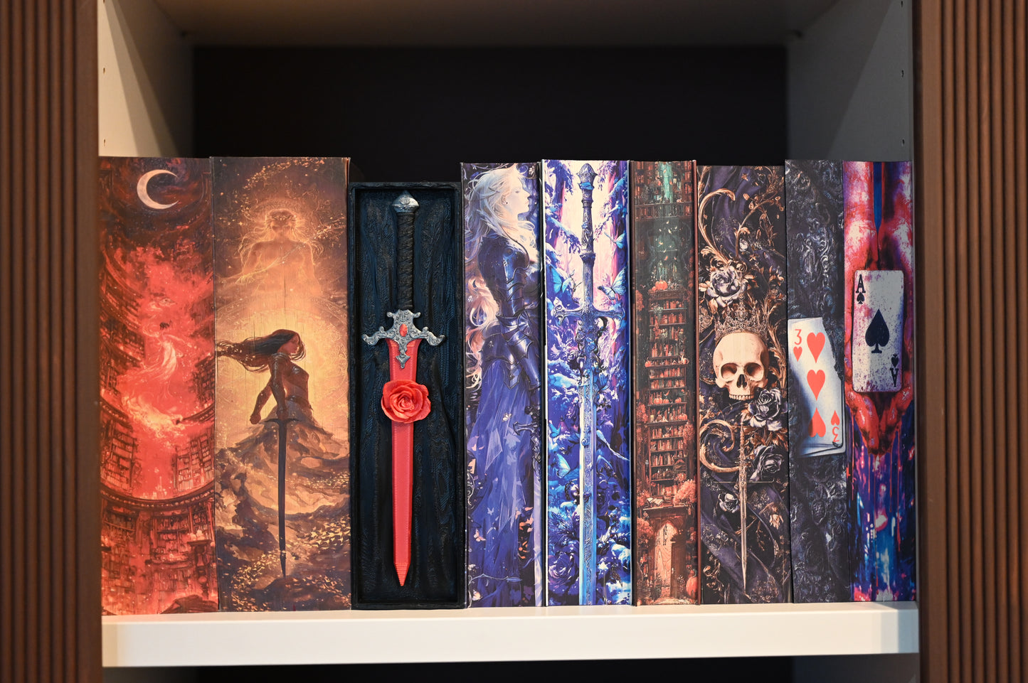 Book nook „The Hidden Rose Sword” integrat într-un raft fantasy cu coperți ilustrate – decor gotic și misterios din colecția Print Edges
