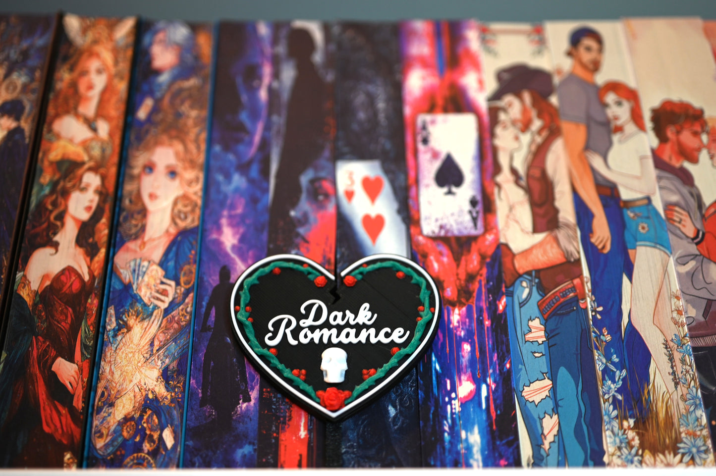 Etichetă 3D în formă de inimă neagră pentru secțiunea Dark Romance, decorată cu trandafiri roșii, viță verde și un mic craniu alb în partea de jos.