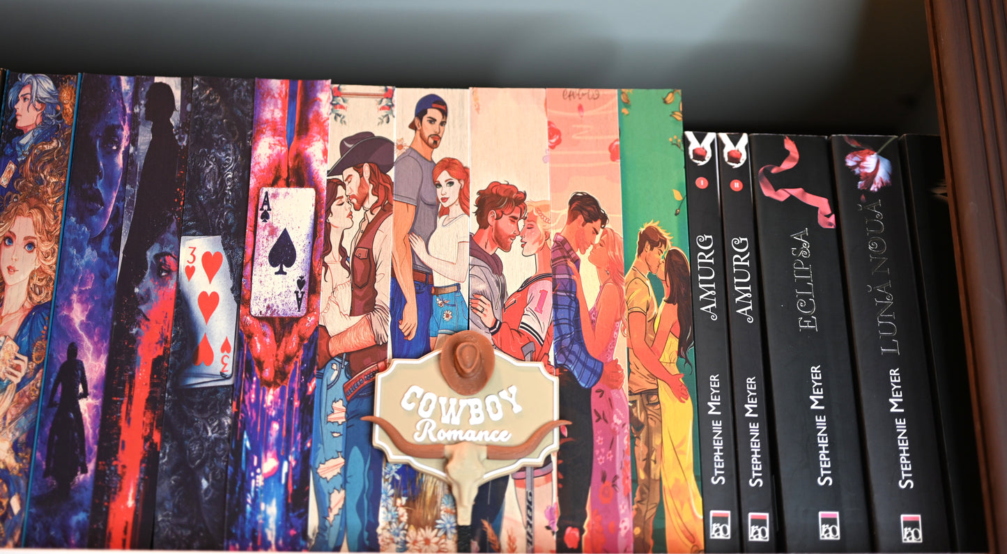 Etichetă 3D Cowboy Romance în stil western, cu formă de insignă, pălărie de cowboy maro și un craniu de taur cu coarne lungi.