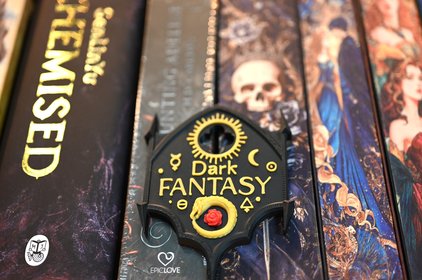 Etichetă 3D pentru genul Dark Fantasy, în formă de arc gotic negru cu detalii aurii, simboluri magice și un șarpe ouroboros galben cu o floare roșie.