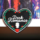 Etichetă 3D în formă de inimă neagră pentru secțiunea Dark Romance, decorată cu trandafiri roșii, viță verde și un mic craniu alb în partea de jos.