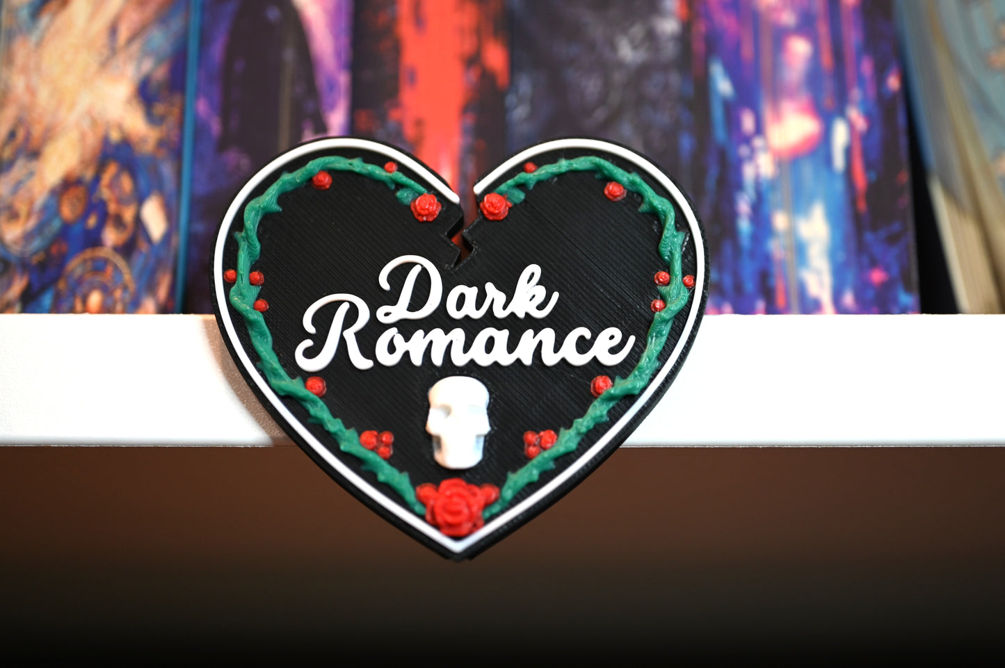 Etichetă 3D în formă de inimă neagră pentru secțiunea Dark Romance, decorată cu trandafiri roșii, viță verde și un mic craniu alb în partea de jos.