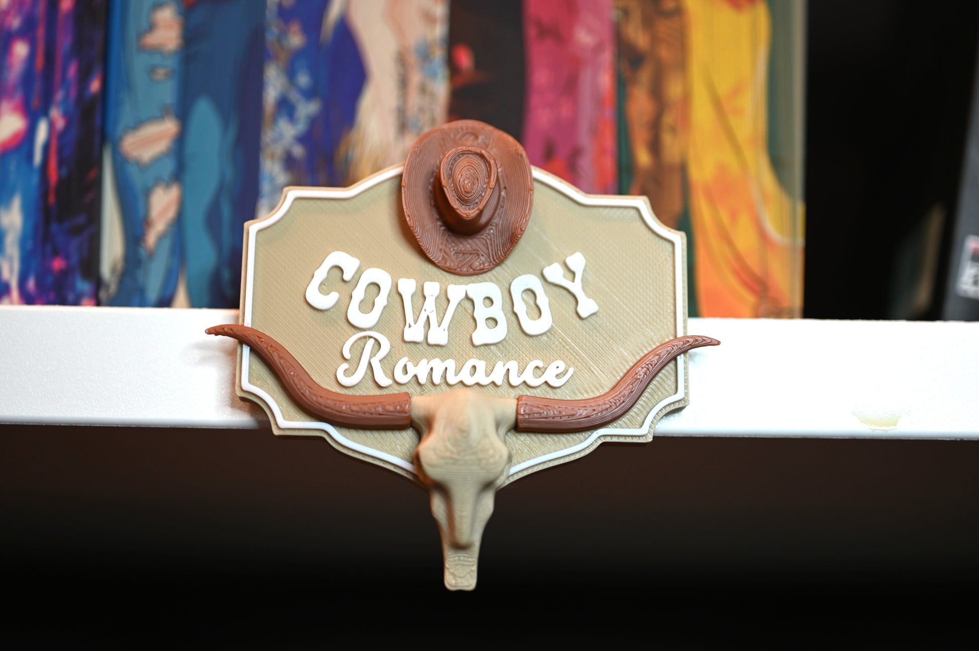 Etichetă 3D Cowboy Romance în stil western, cu formă de insignă, pălărie de cowboy maro și un craniu de taur cu coarne lungi.