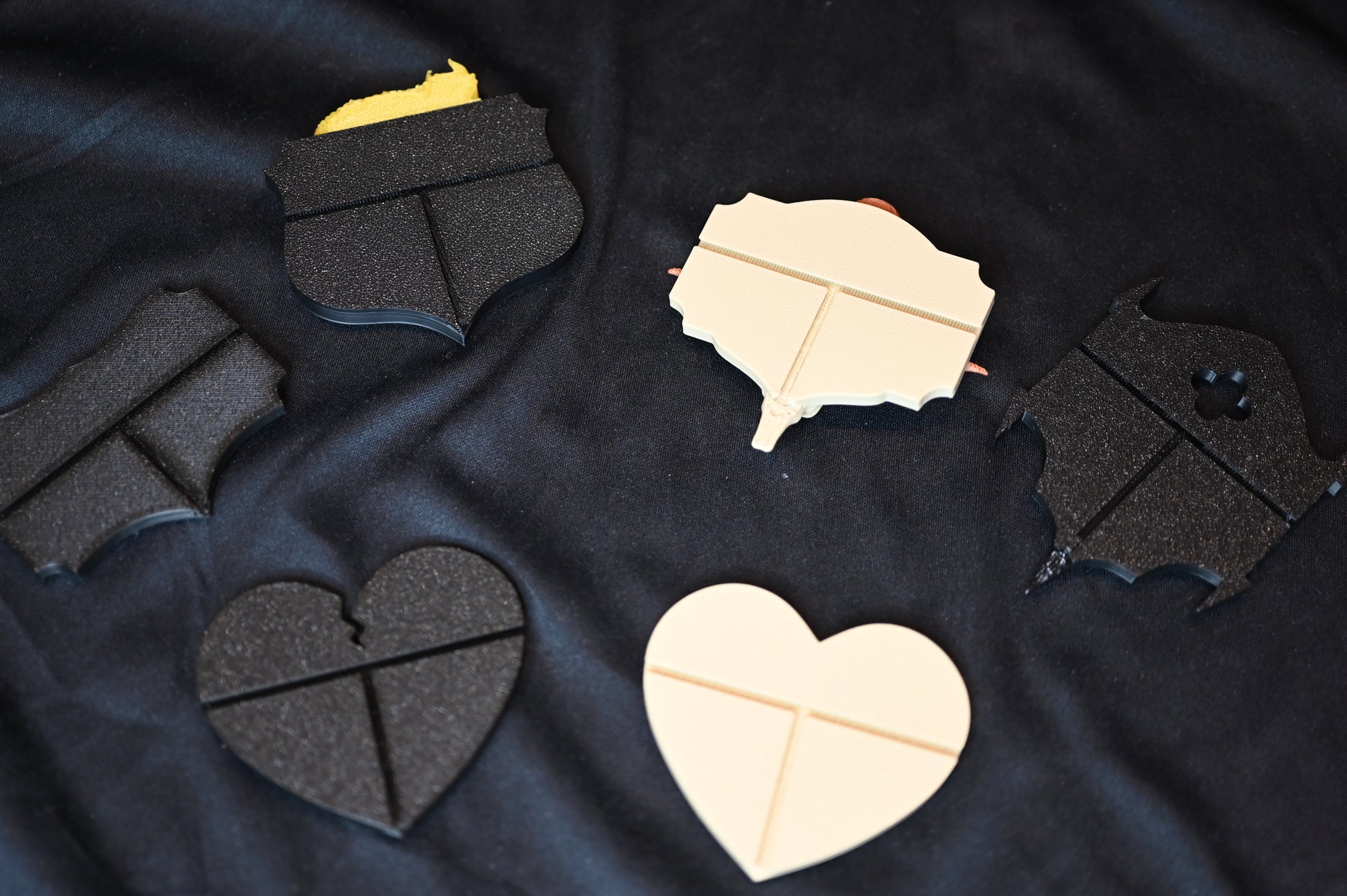  etichete 3D tematice pentru Romance, Dark Romance, Cowboy Romance și Vampires.”