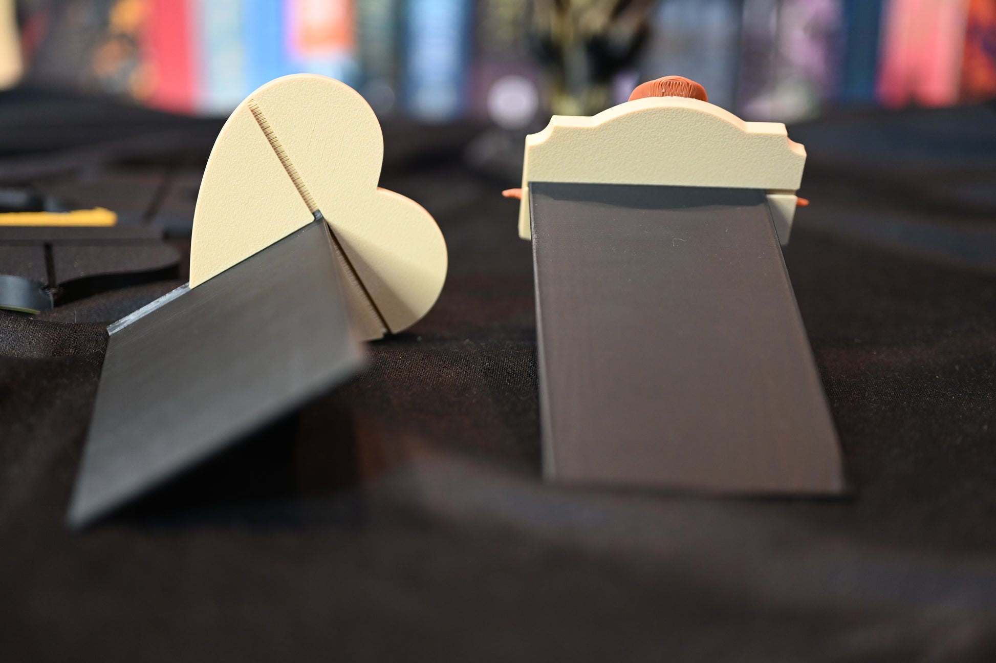 etichete 3D tematice pentru Romance, Dark Romance, Cowboy Romance și Vampires.”