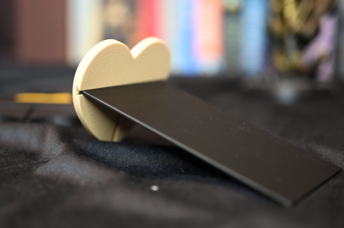 etichete 3D tematice pentru Romance, Dark Romance, Cowboy Romance și Vampires.”