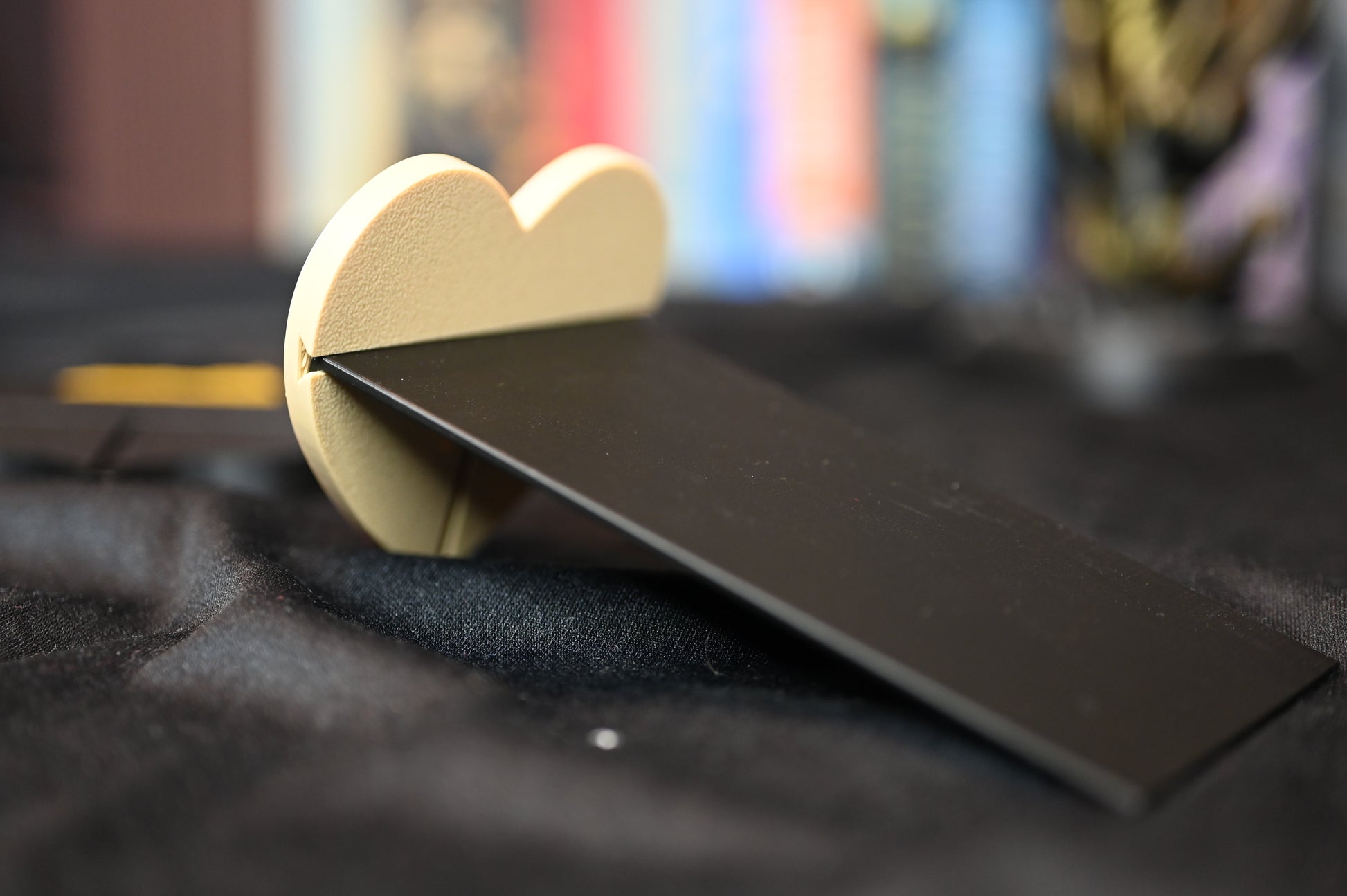 etichete 3D tematice pentru Romance, Dark Romance, Cowboy Romance și Vampires.”