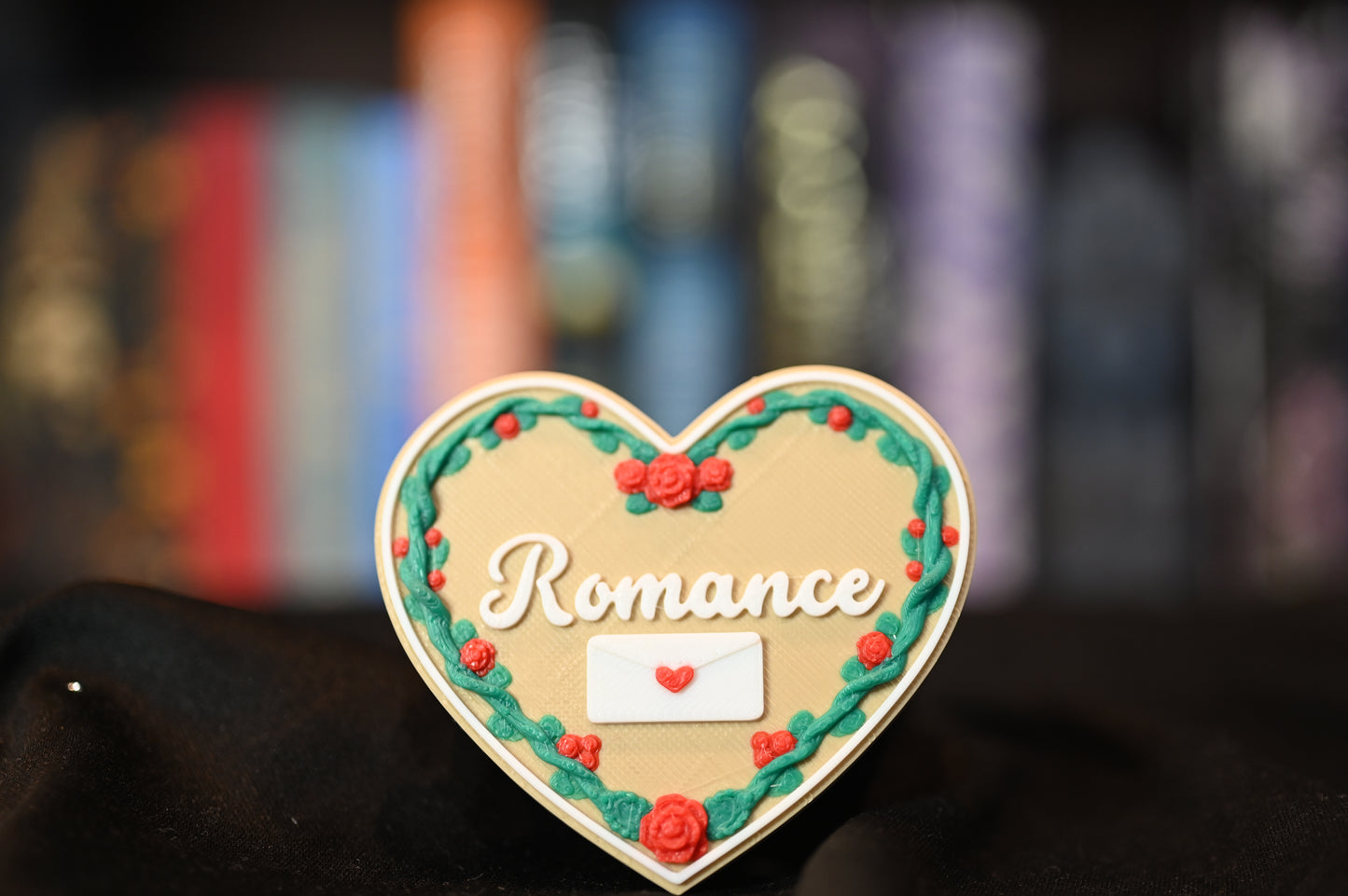 Etichetă 3D Romance în formă de inimă, decorată cu trandafiri, compatibilă cu două tipuri de prindere: agățare sau autoadezivă.