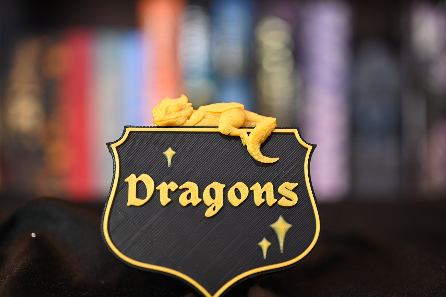 Etichetă 3D Dragons, stil heraldic cu dragon galben, care poate fi fixată fie prin agățare pe marginea raftului, fie prin prindere adezivă