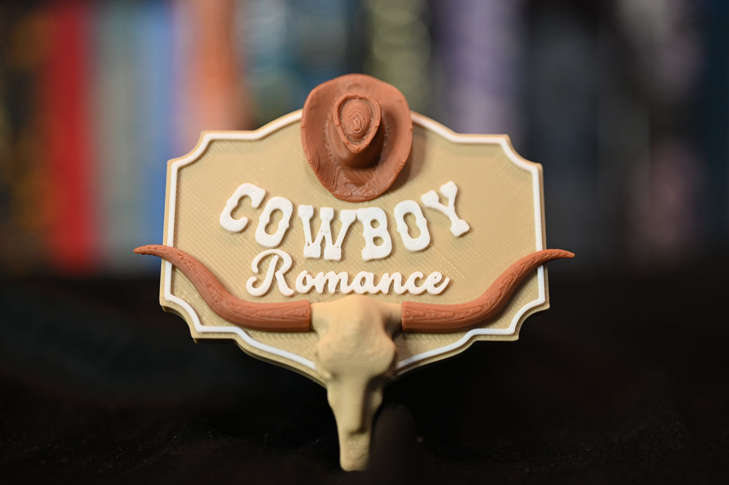 Etichetă 3D Cowboy Romance în stil western, cu formă de insignă, pălărie de cowboy maro și un craniu de taur cu coarne lungi.