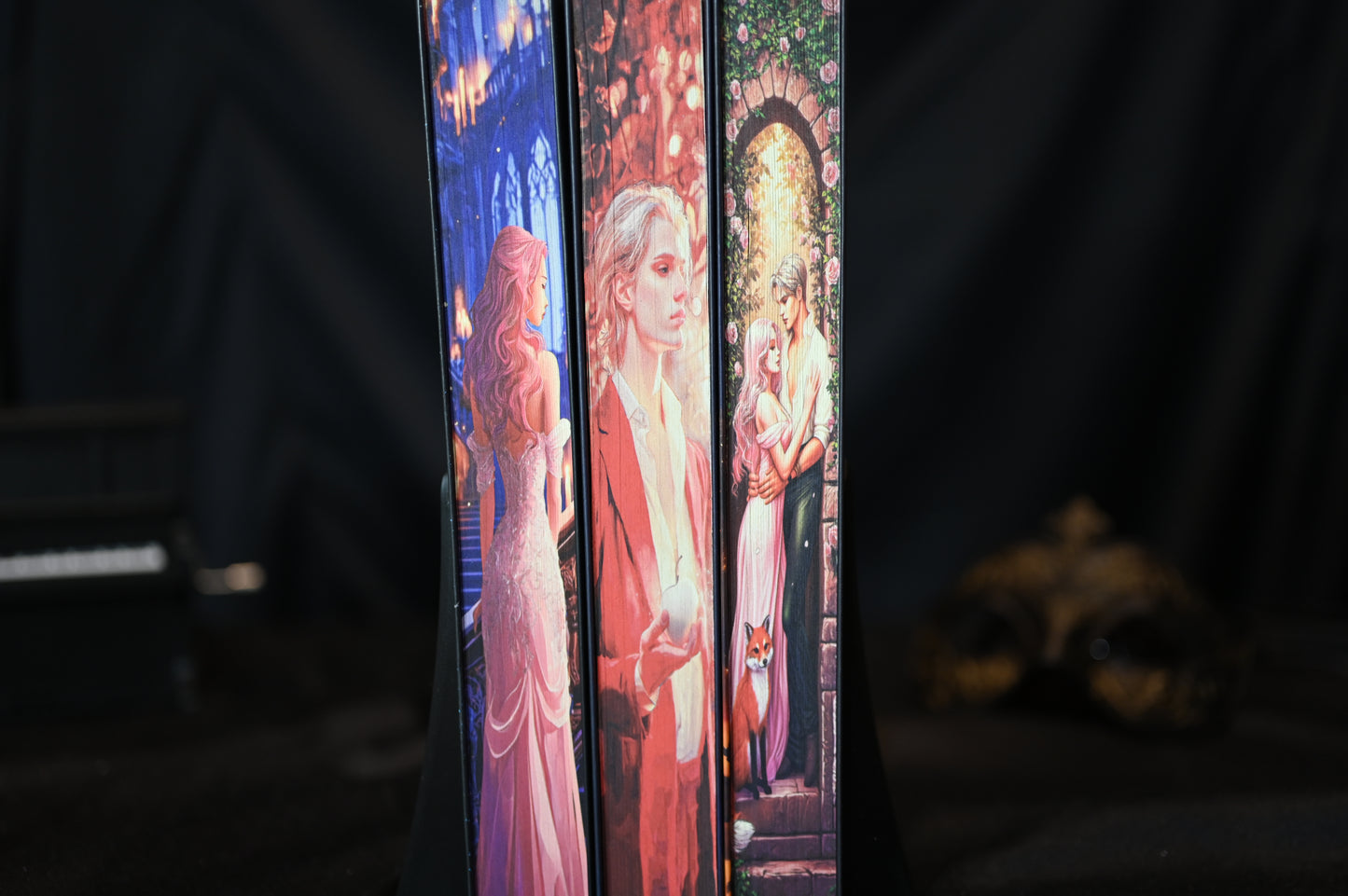 Set "A fost odată o inimă frântă" prezentat cu printed edges continue: scenă fantasy cu personaj feminin, personaj masculin și un cuplu în grădină.