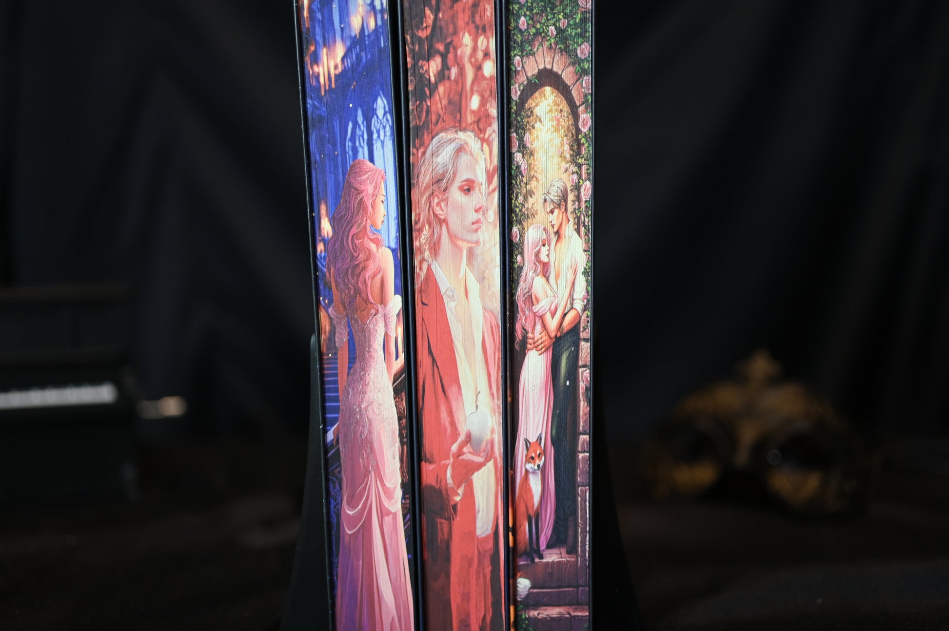 Set "A fost odată o inimă frântă" prezentat cu printed edges continue: scenă fantasy cu personaj feminin, personaj masculin și un cuplu în grădină.