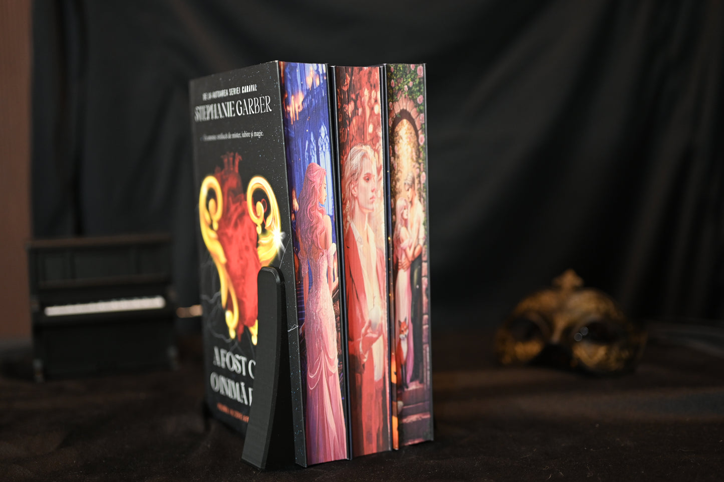 Set "A fost odată o inimă frântă" prezentat cu printed edges continue: scenă fantasy cu personaj feminin, personaj masculin și un cuplu în grădină.