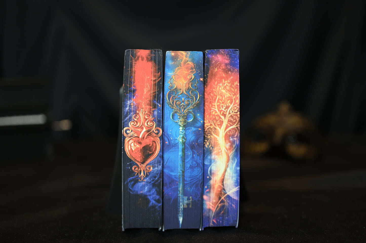 Set de trei cărți din seria A fost odată o inimă frântă cu printed edges tematice: inimă magică, cheie înflăcărată și copac luminos.
