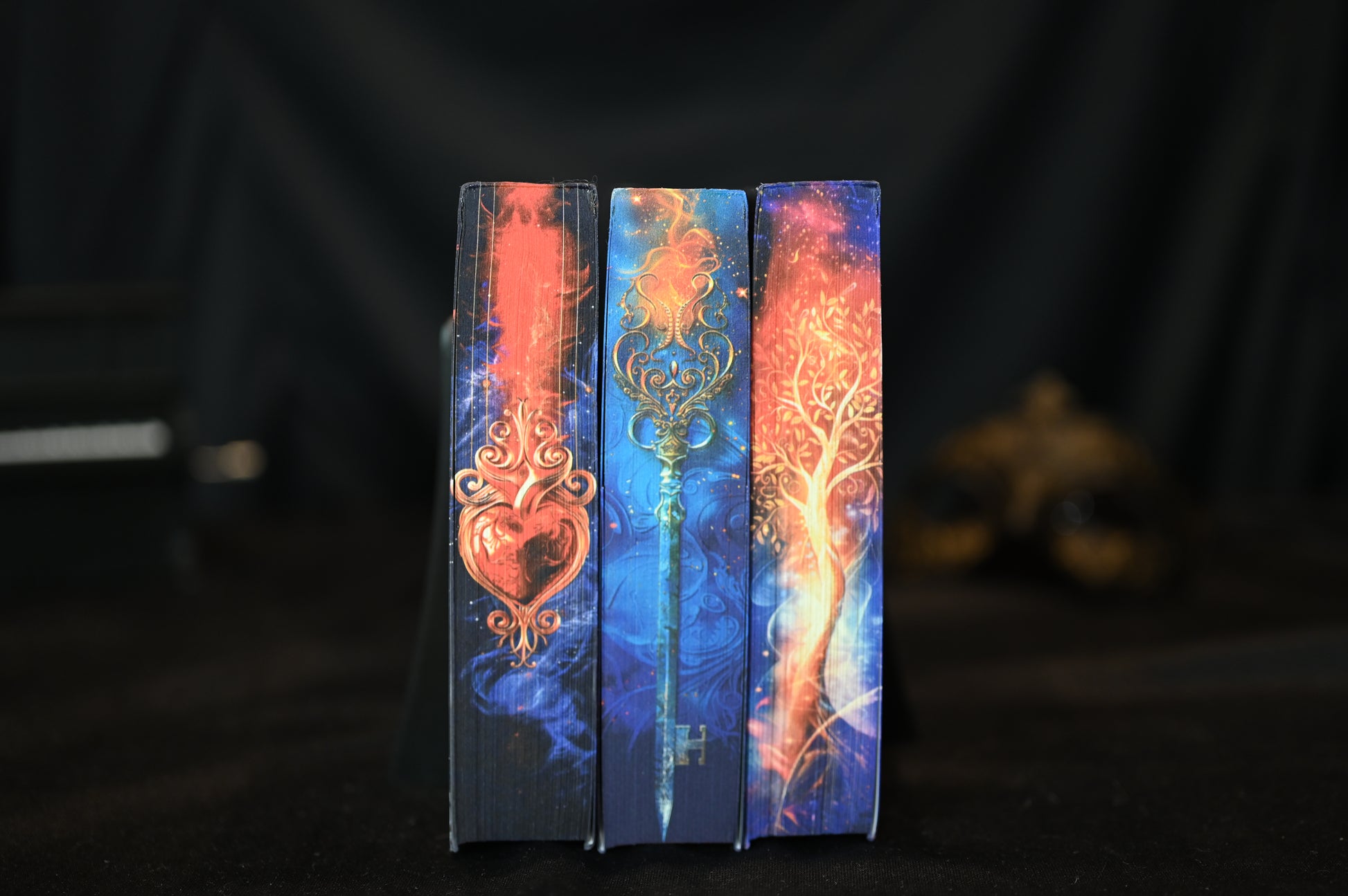 Set de trei cărți din seria A fost odată o inimă frântă cu printed edges tematice: inimă magică, cheie înflăcărată și copac luminos.
