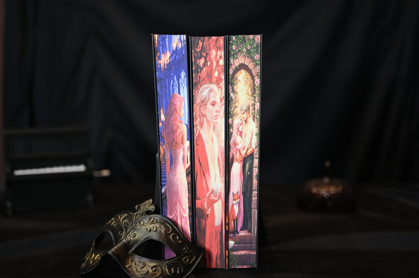 Set "A fost odată o inimă frântă" prezentat cu printed edges continue: scenă fantasy cu personaj feminin, personaj masculin și un cuplu în grădină.