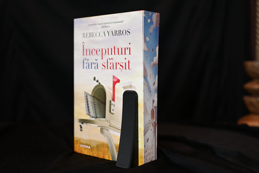 Cartea ‘Începuturi fără sfârșit’ de Rebecca Yarros, prezentată pe fundal negru, cu printed edges ilustrate cu scrisori și cer colorat.