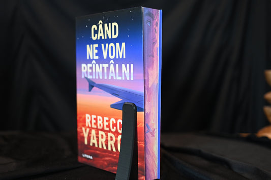 Cartea ‘Când ne vom reîntâlni’ de Rebecca Yarros, prezentată în poziție verticală, cu printed edges ilustrate în nuanțe mov-portocalii și silueta unui avion.