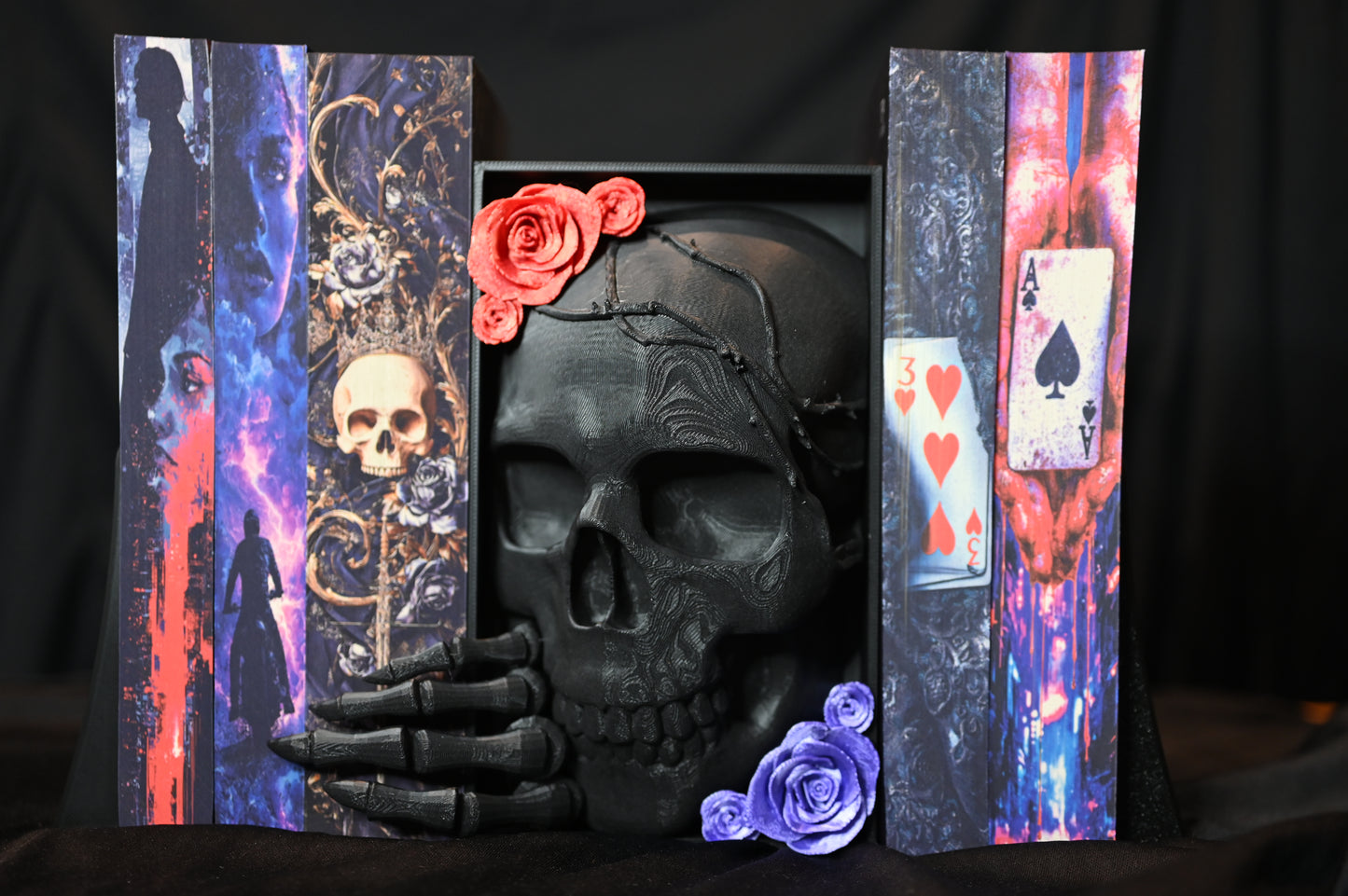 Book Nook Skull & Roses Book nook dark fantasy cu craniu negru 3D, mână scheletică, trandafiri roșii și mov, intre carti cu printed edges gotice cu simboluri,