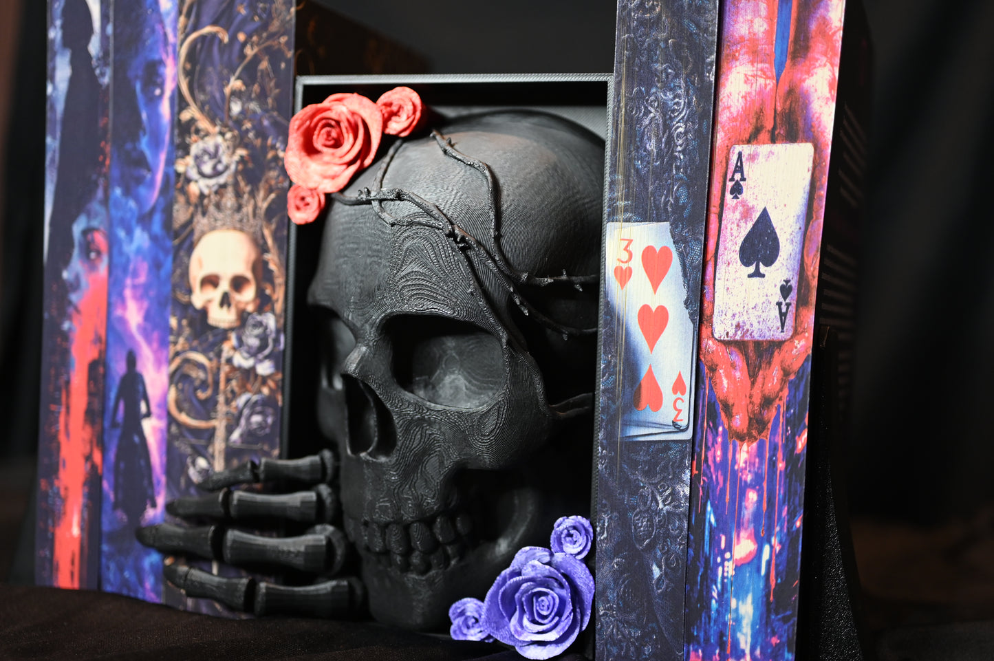 Book Nook Skull & Roses Book nook dark fantasy cu craniu negru 3D, mână scheletică, trandafiri roșii și mov, intre carti cu printed edges gotice cu simboluri,
