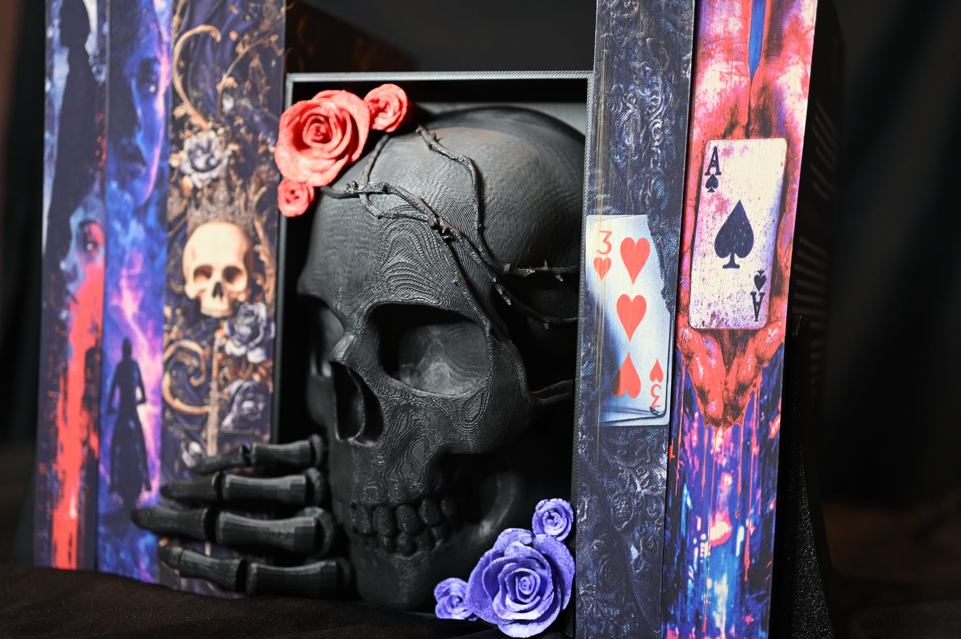 Book Nook Skull & Roses Book nook dark fantasy cu craniu negru 3D, mână scheletică, trandafiri roșii și mov, intre carti cu printed edges gotice cu simboluri,