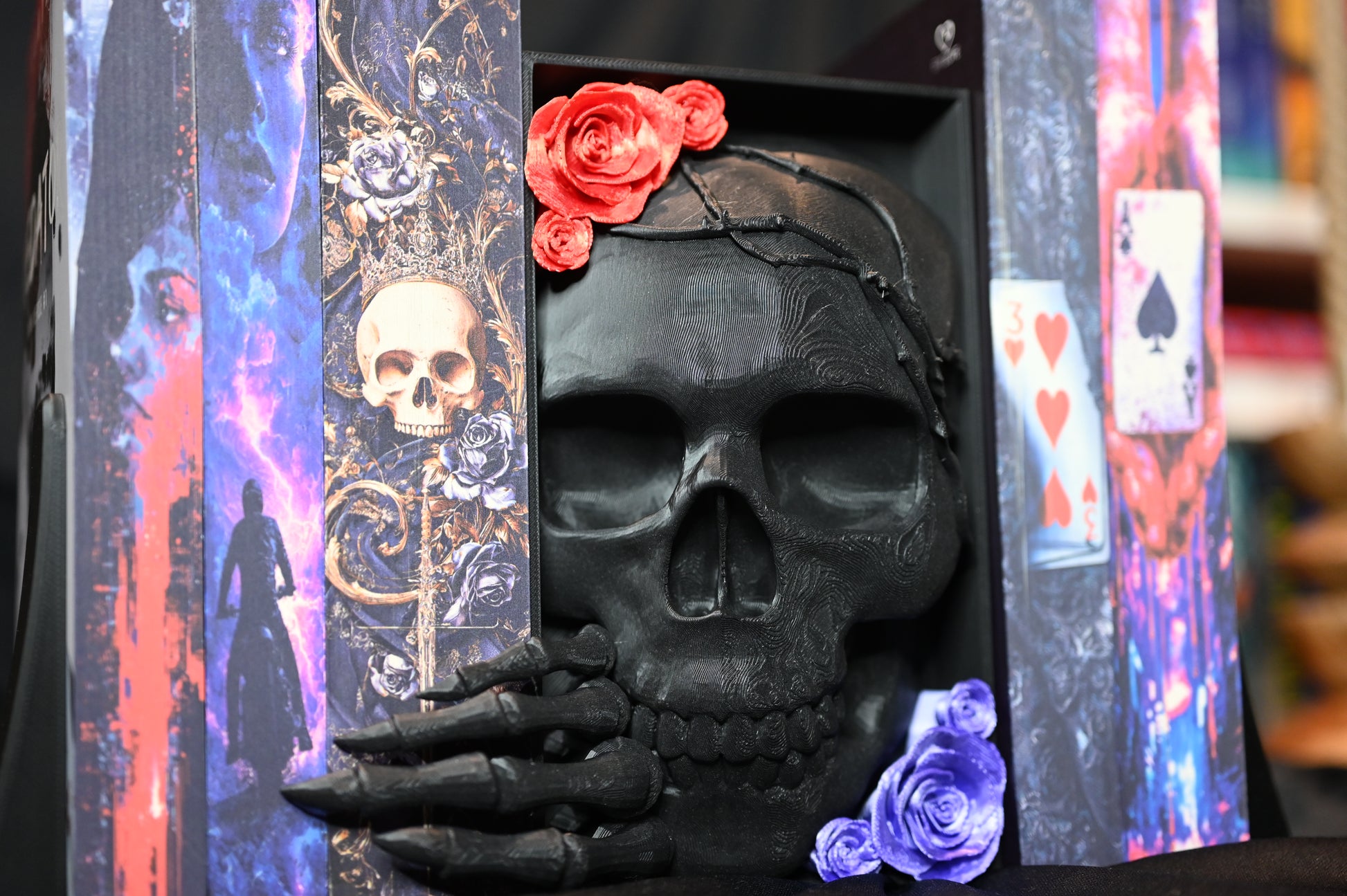 Book Nook Skull & Roses Book nook dark fantasy cu craniu negru 3D, mână scheletică, trandafiri roșii și mov, intre carti cu printed edges gotice cu simboluri,