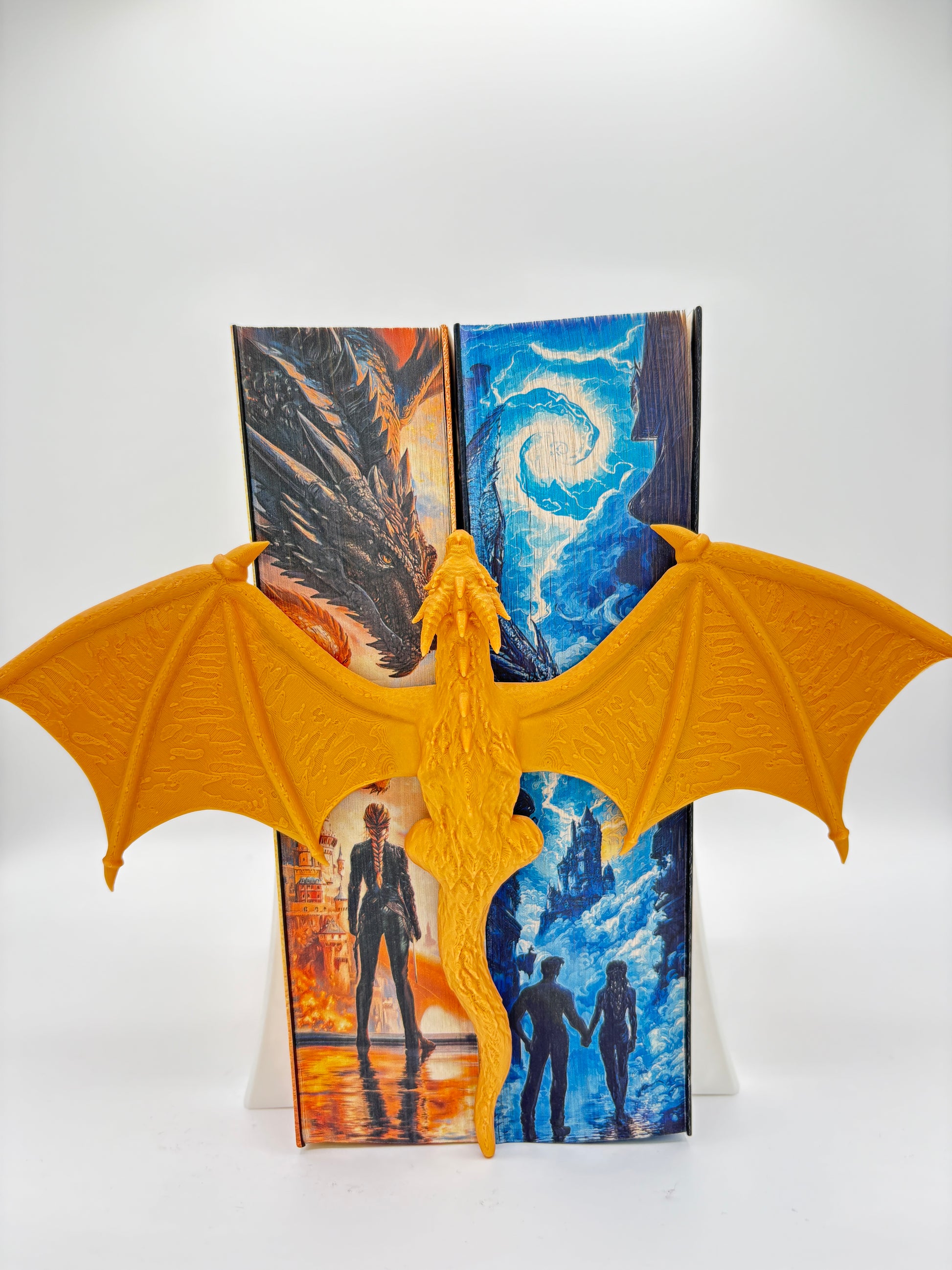 Accesoriu Decorativ Fantasy - dragon auriu care se aseaza intre carti, parand ca le imbratiseaza